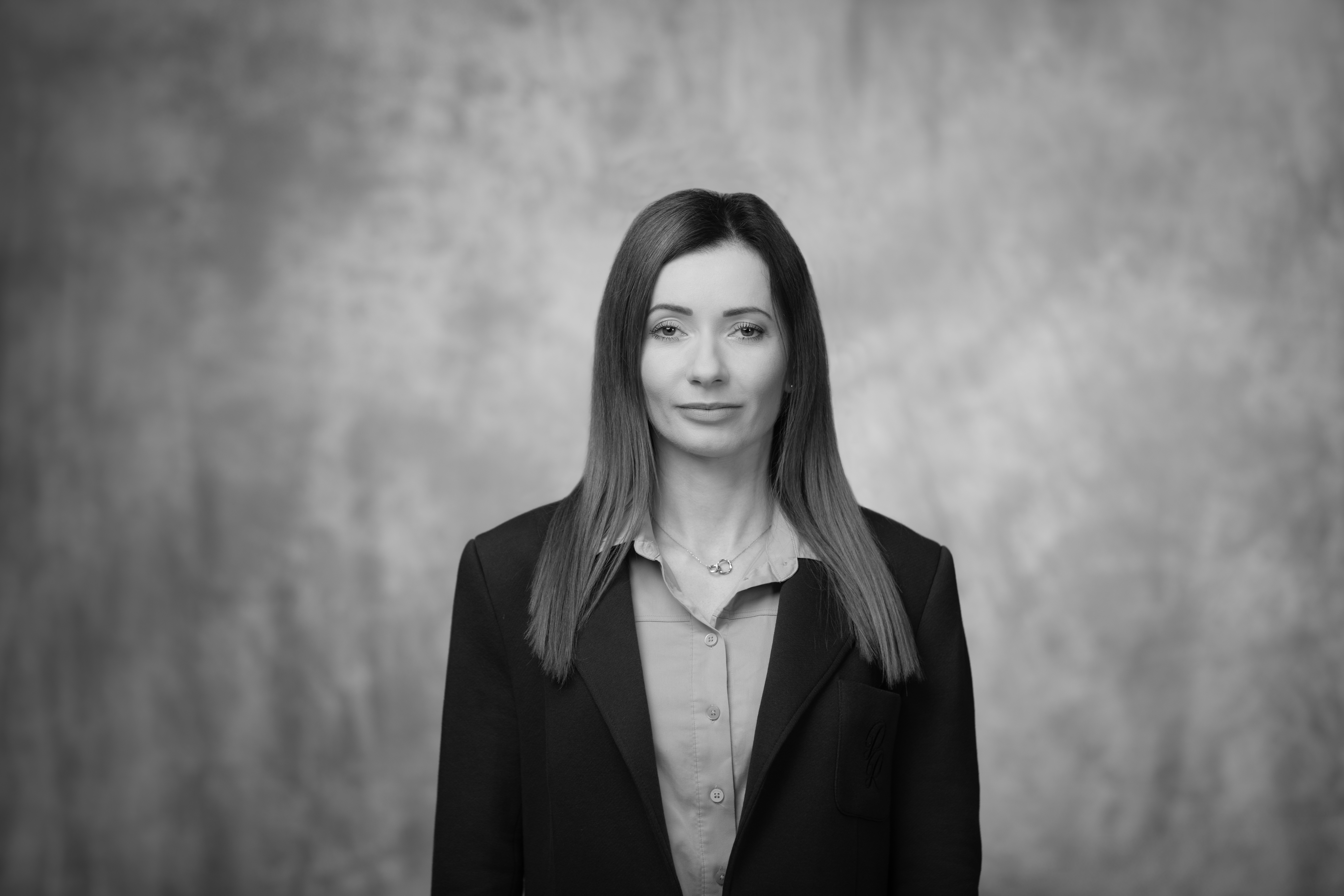 młoda kobieta w eleganckim stroju, zdjęcie portretowe czarno-białe