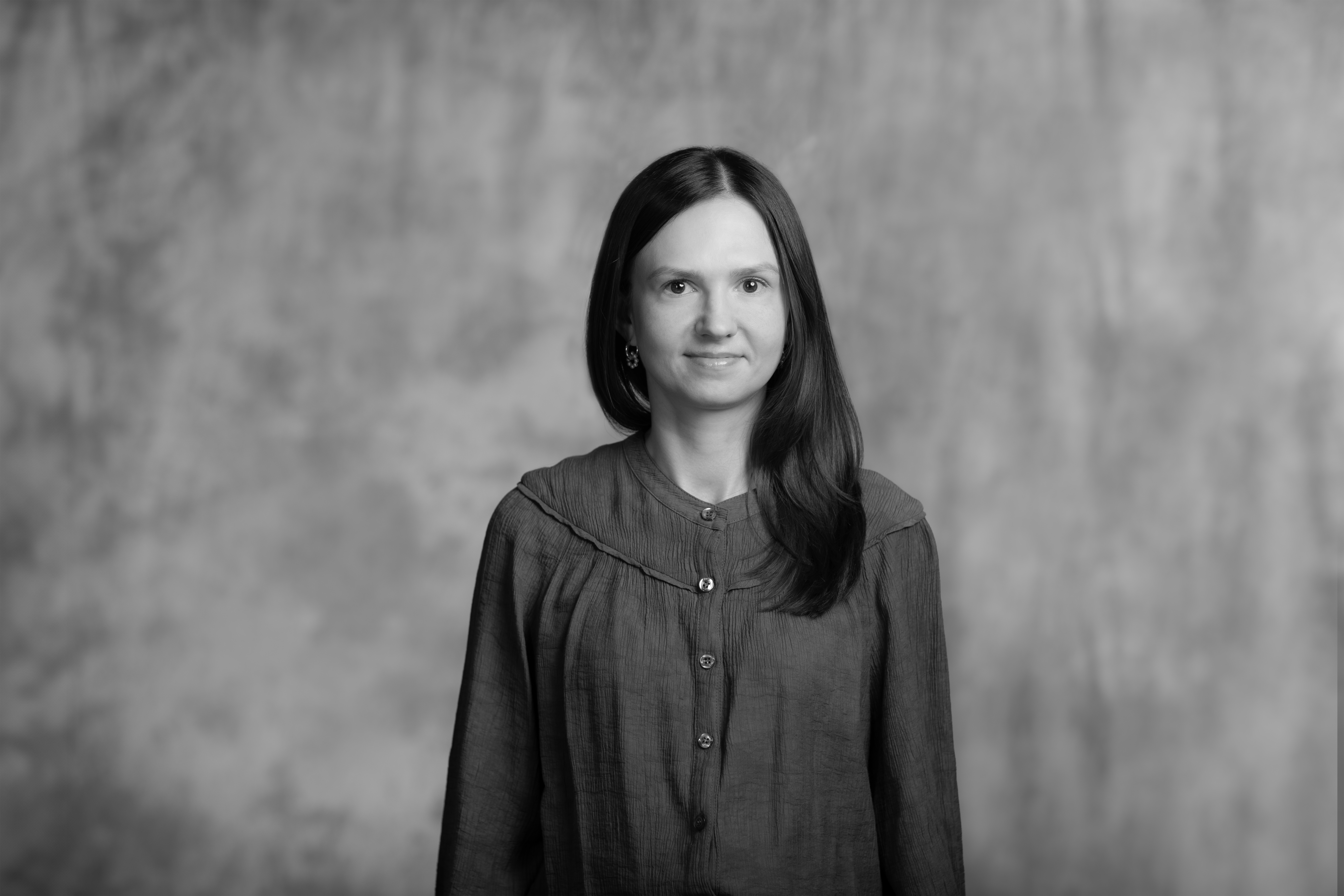 czarno-biało portret uśmiechniętej, ciemnowłosej kobiety