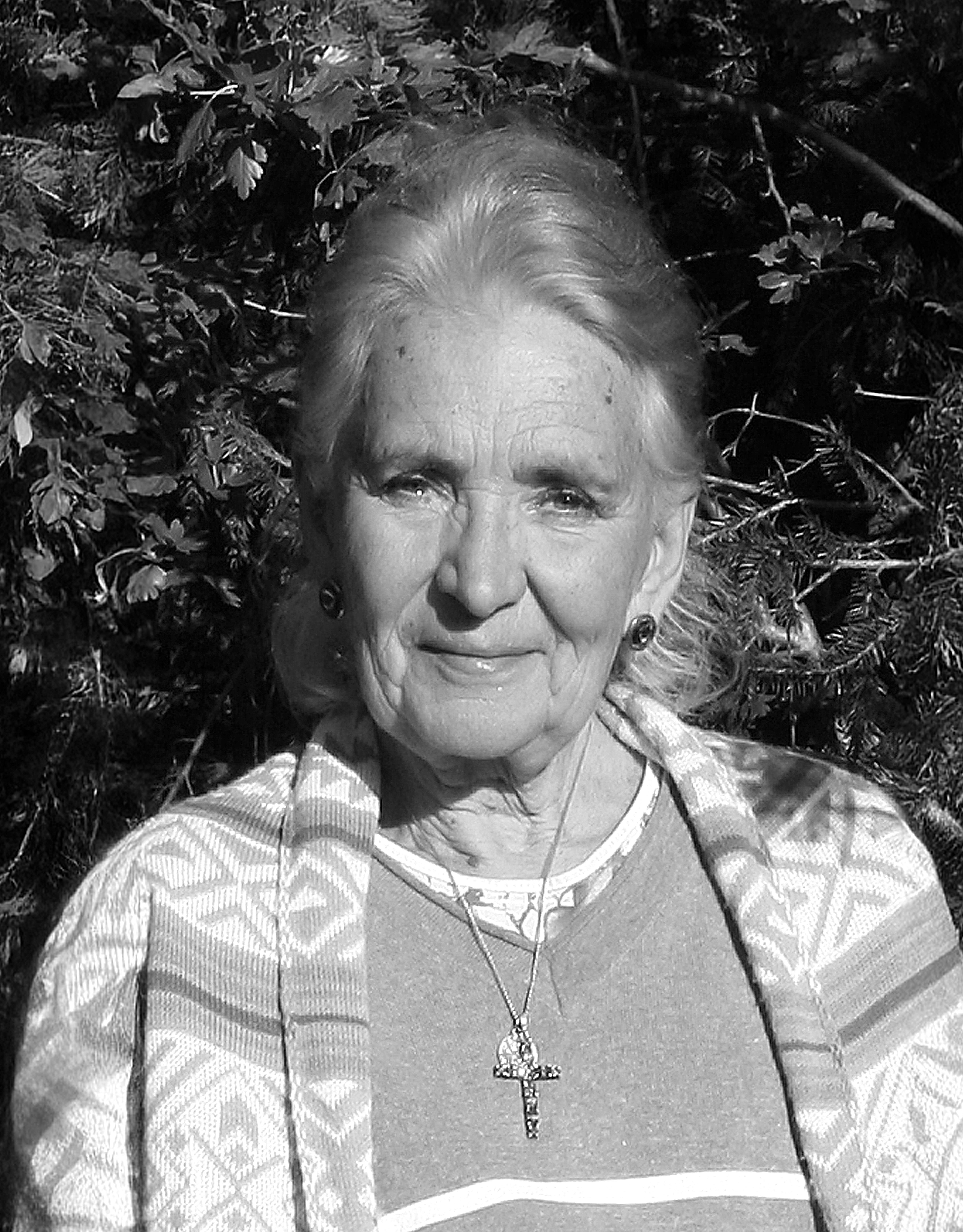 plenerowy portret starszej kobiety z długimi, upiętymi włosami