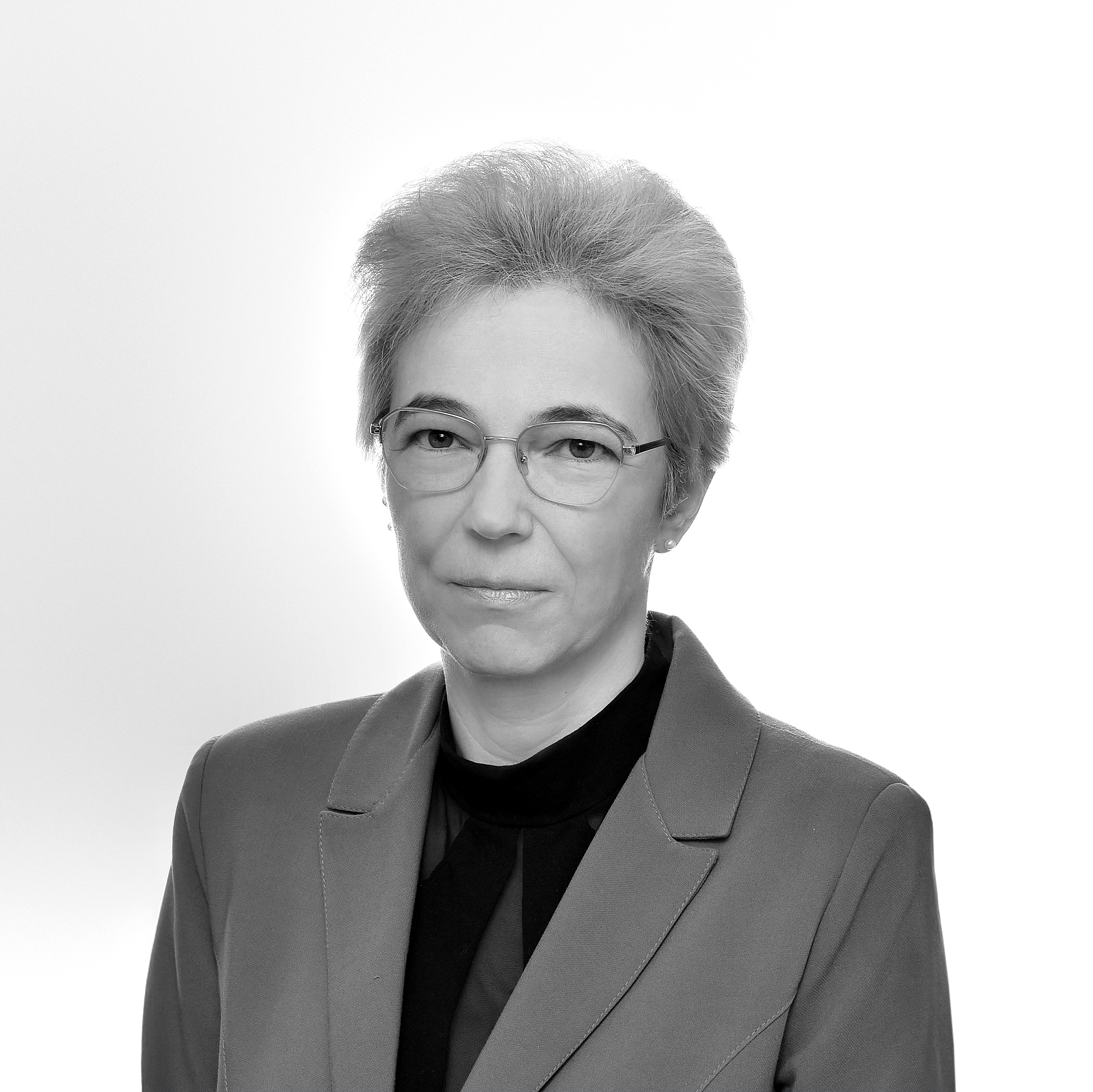 czarno białe oficjalne zdjęcie do dokumentów, kobieta w średnim wieku, w okularach, z krótkimi siwymi włosami