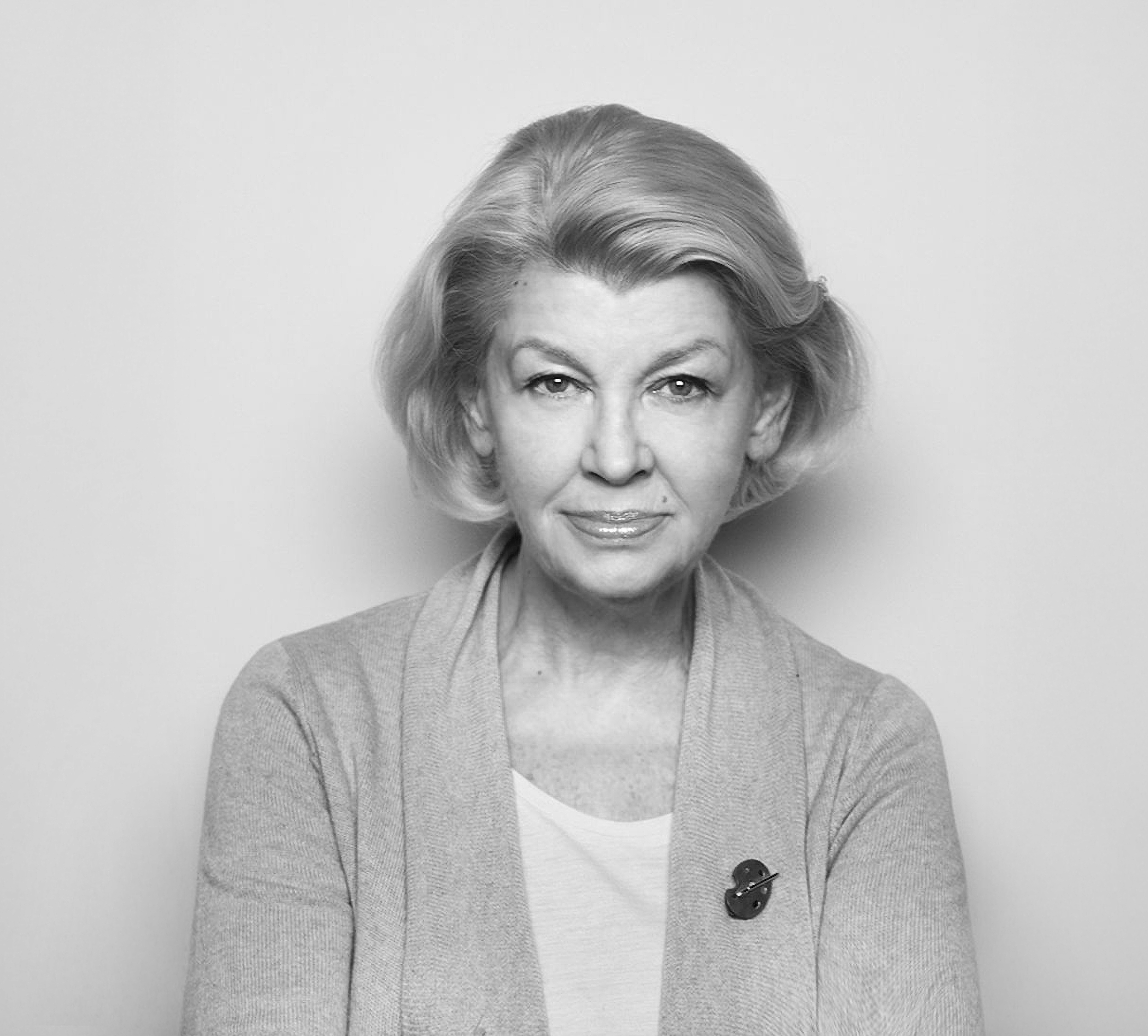 czarno-biały portret dojrzałej, pogodnej kobiety w jasnych włosachi, w czarnej bluzce 