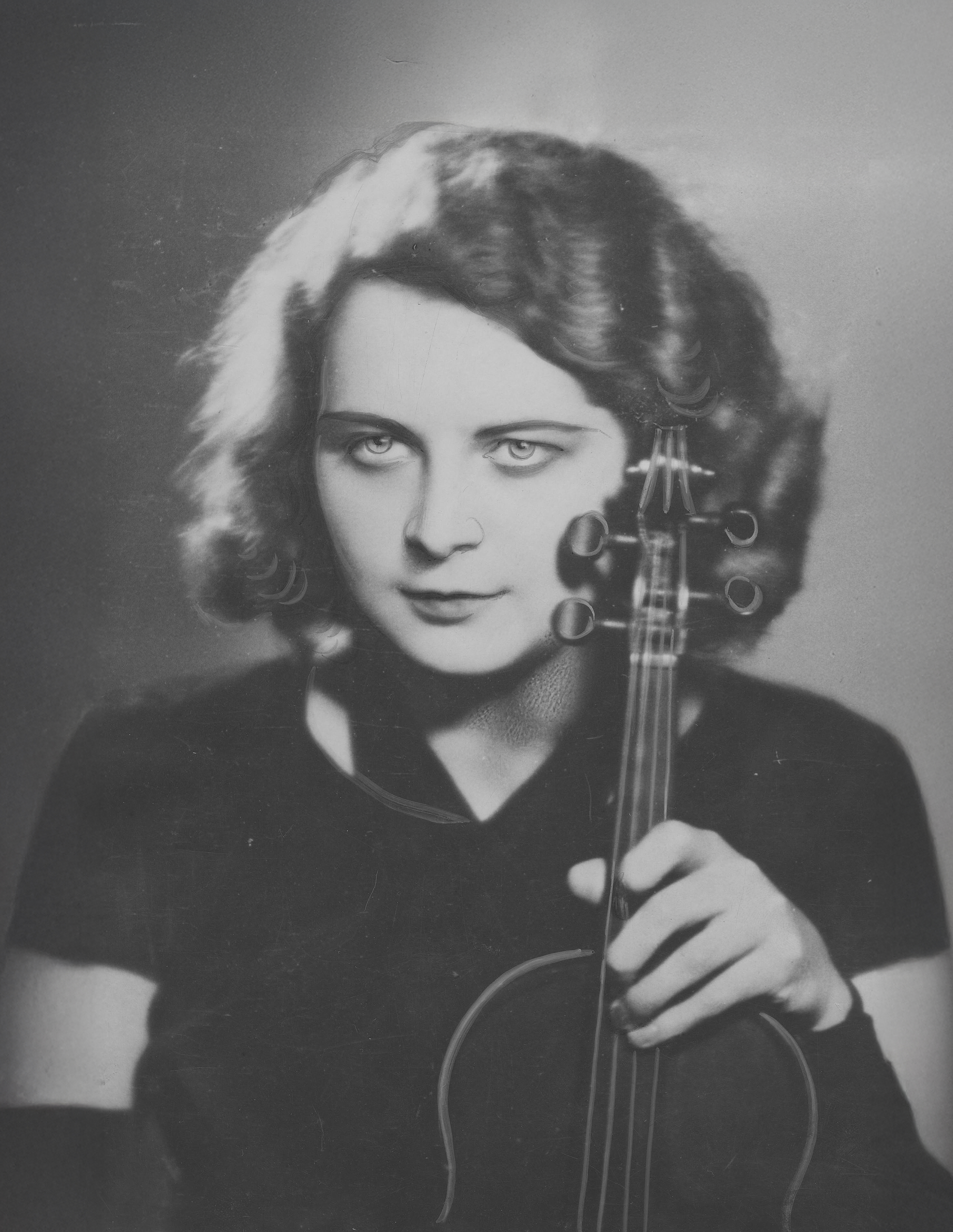 archiralne zdjęcie młodej skrzypaczki, trzymającej instrument w lewej dłoni