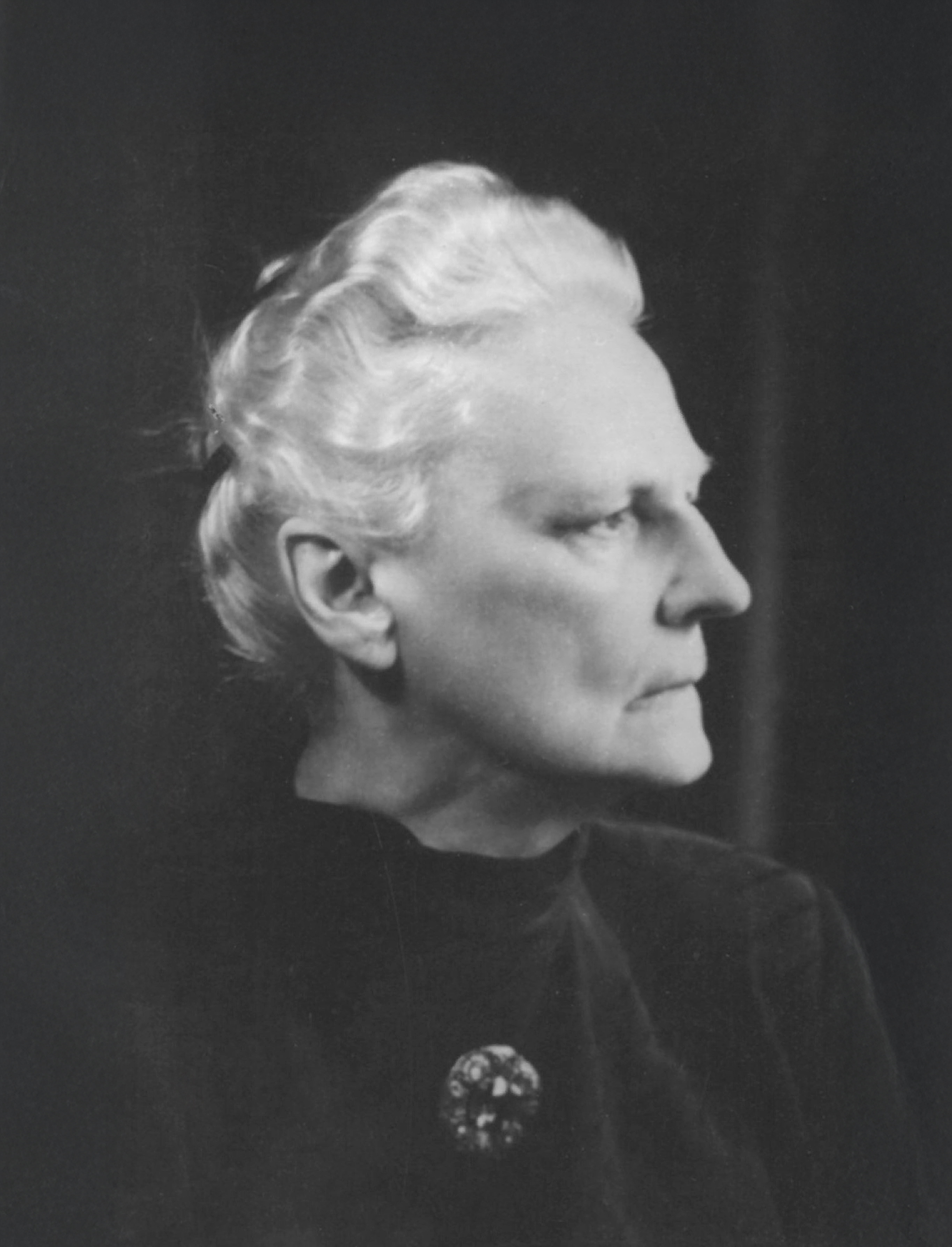 czarno biały porter kobiety z prawego profila