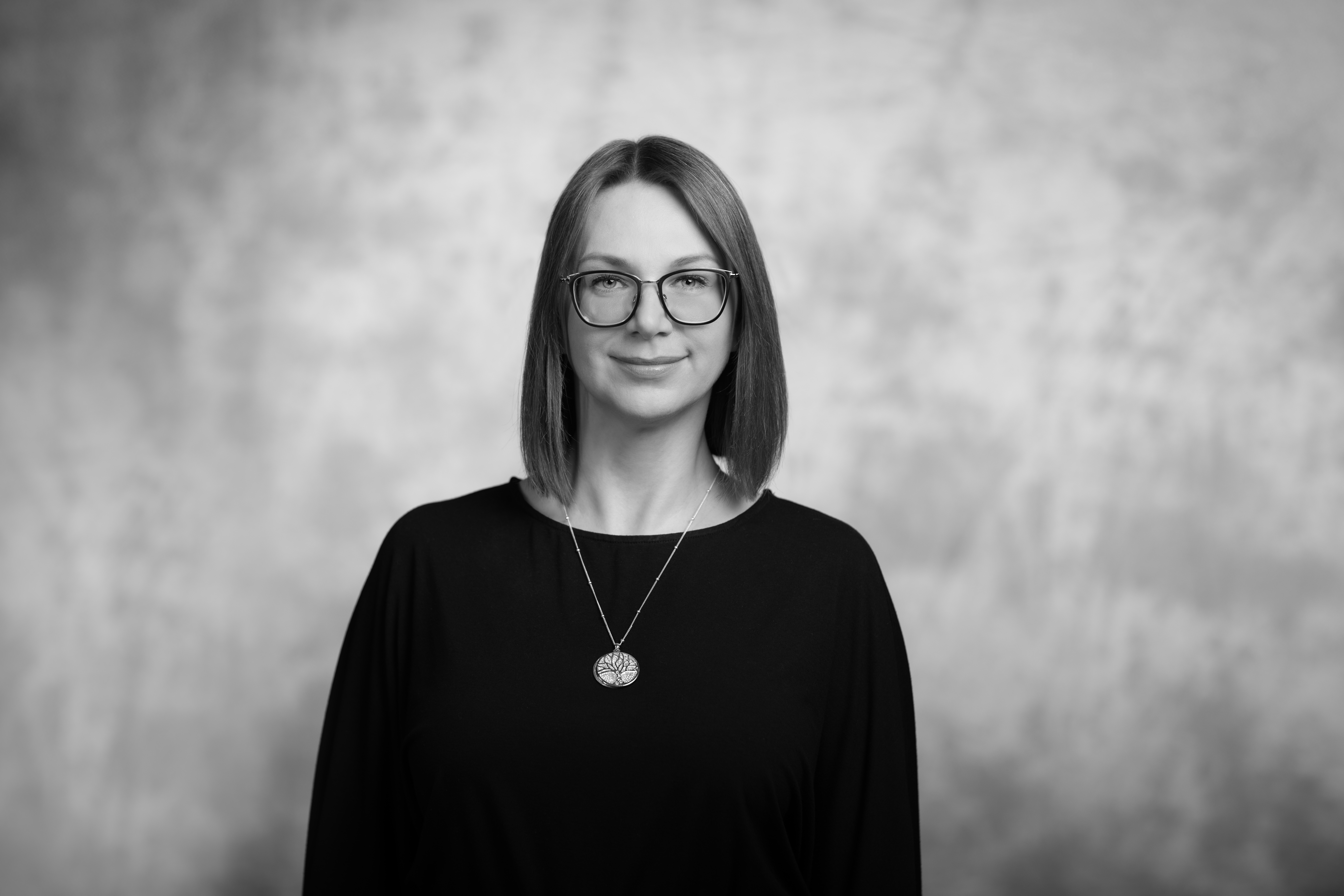 czafrno biały portret kobiety dojrzałej, uśmiechniętej