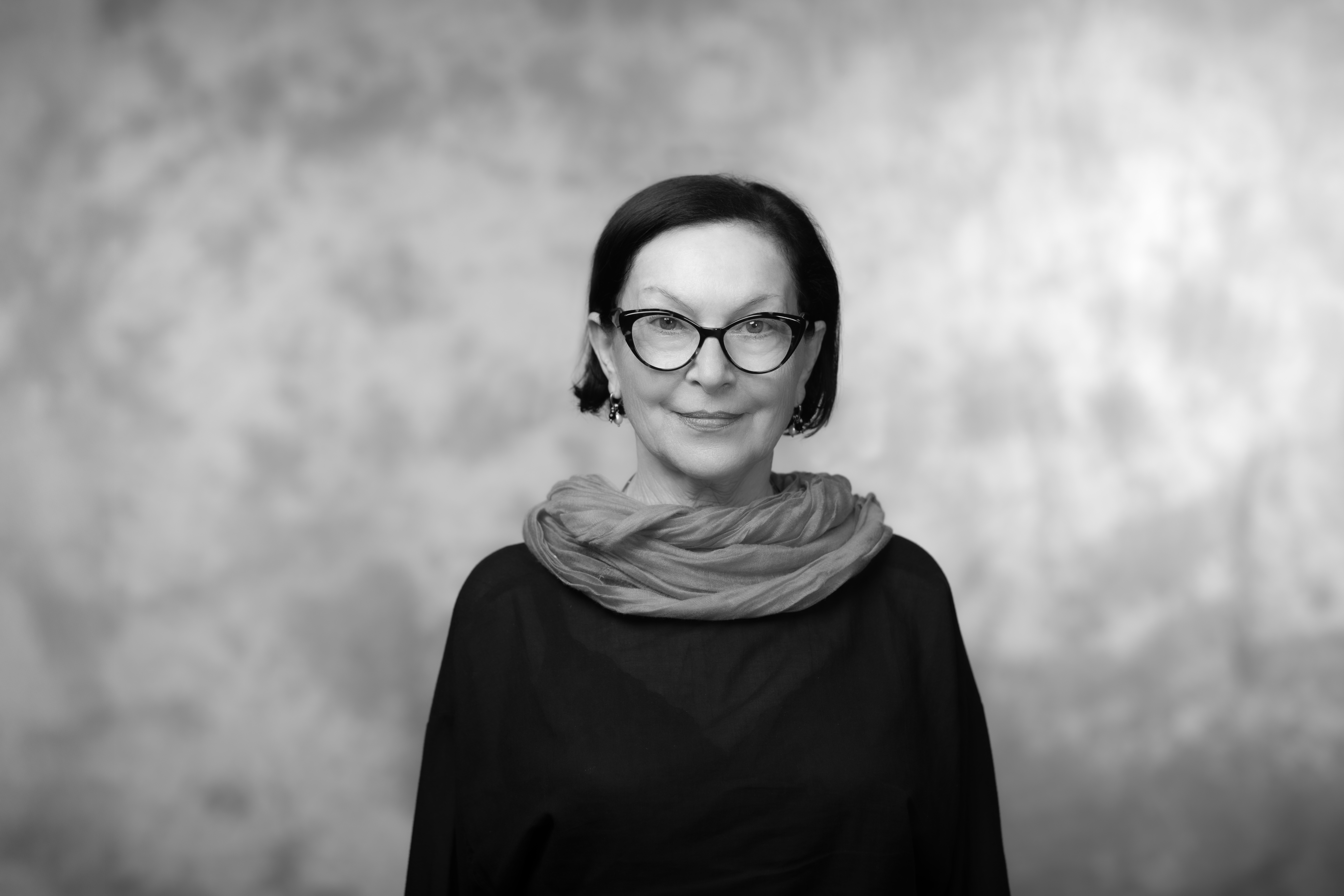 czarno-biały portret kobiety w okularach z czarnymi oprawkami, w czarnej bluzce 