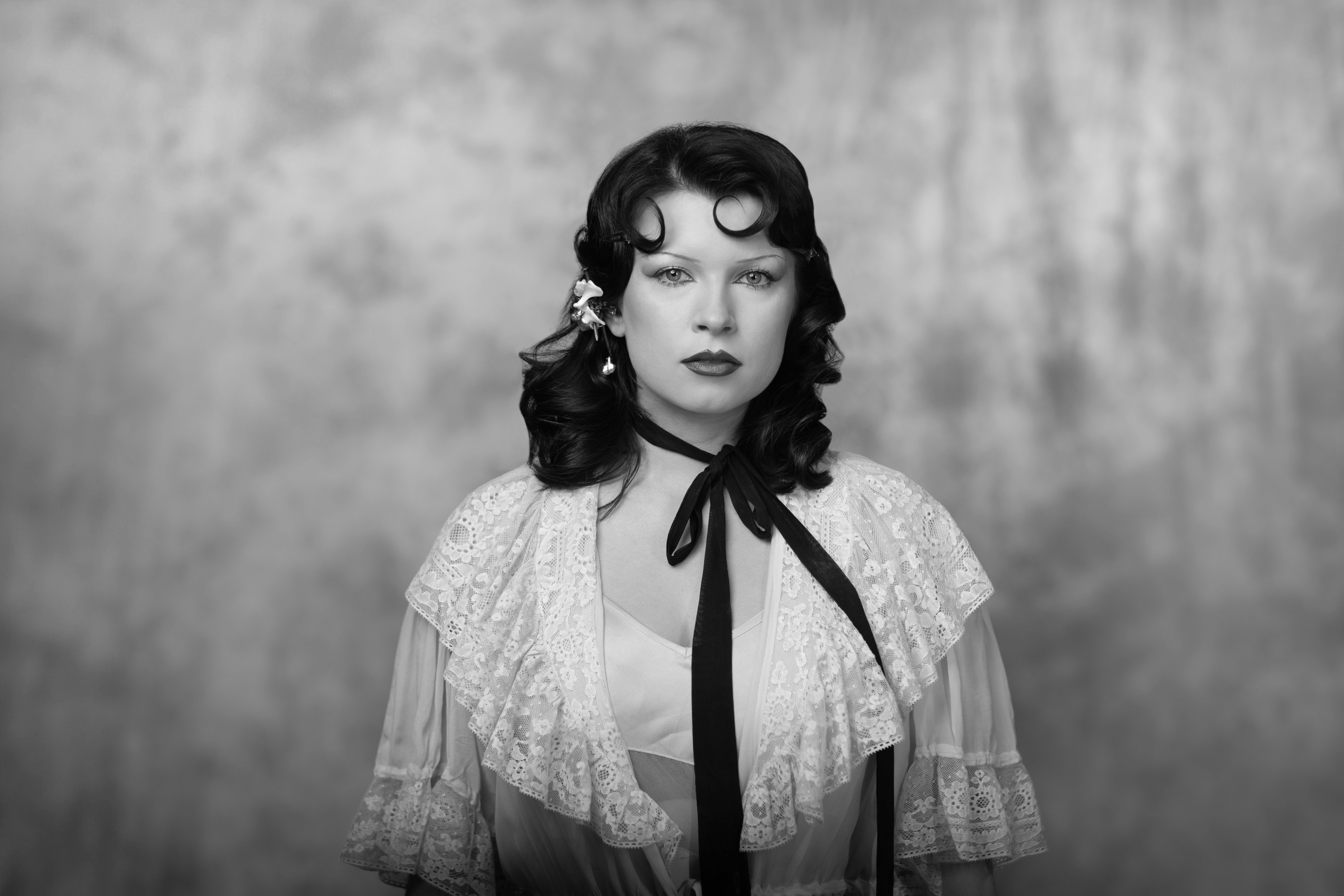 portret młodej kobiety w oryginalnym,  w teatralnym stroju i fryzurze