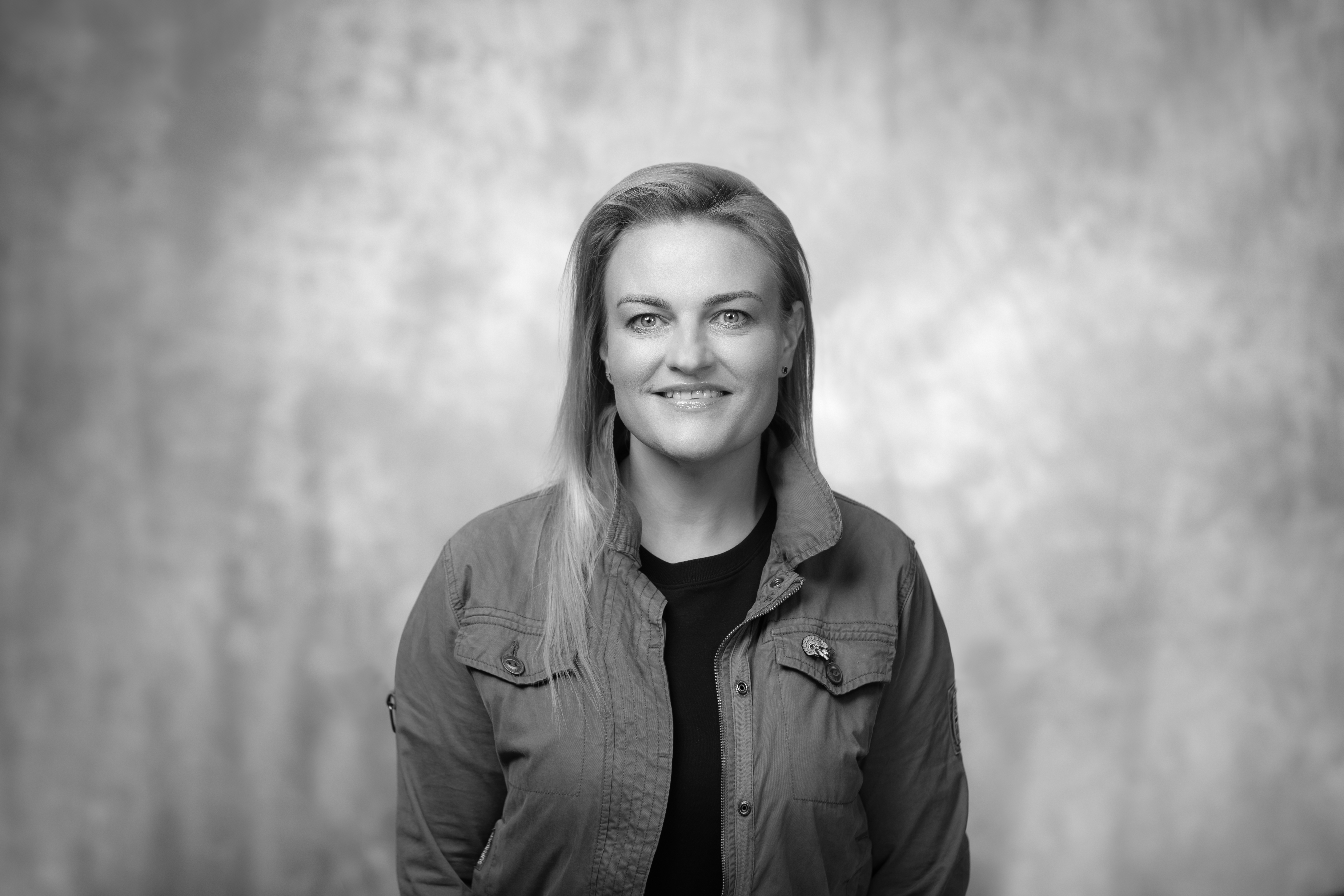 czarnobiały portret uśmiechniętej kobiety w blond włosach