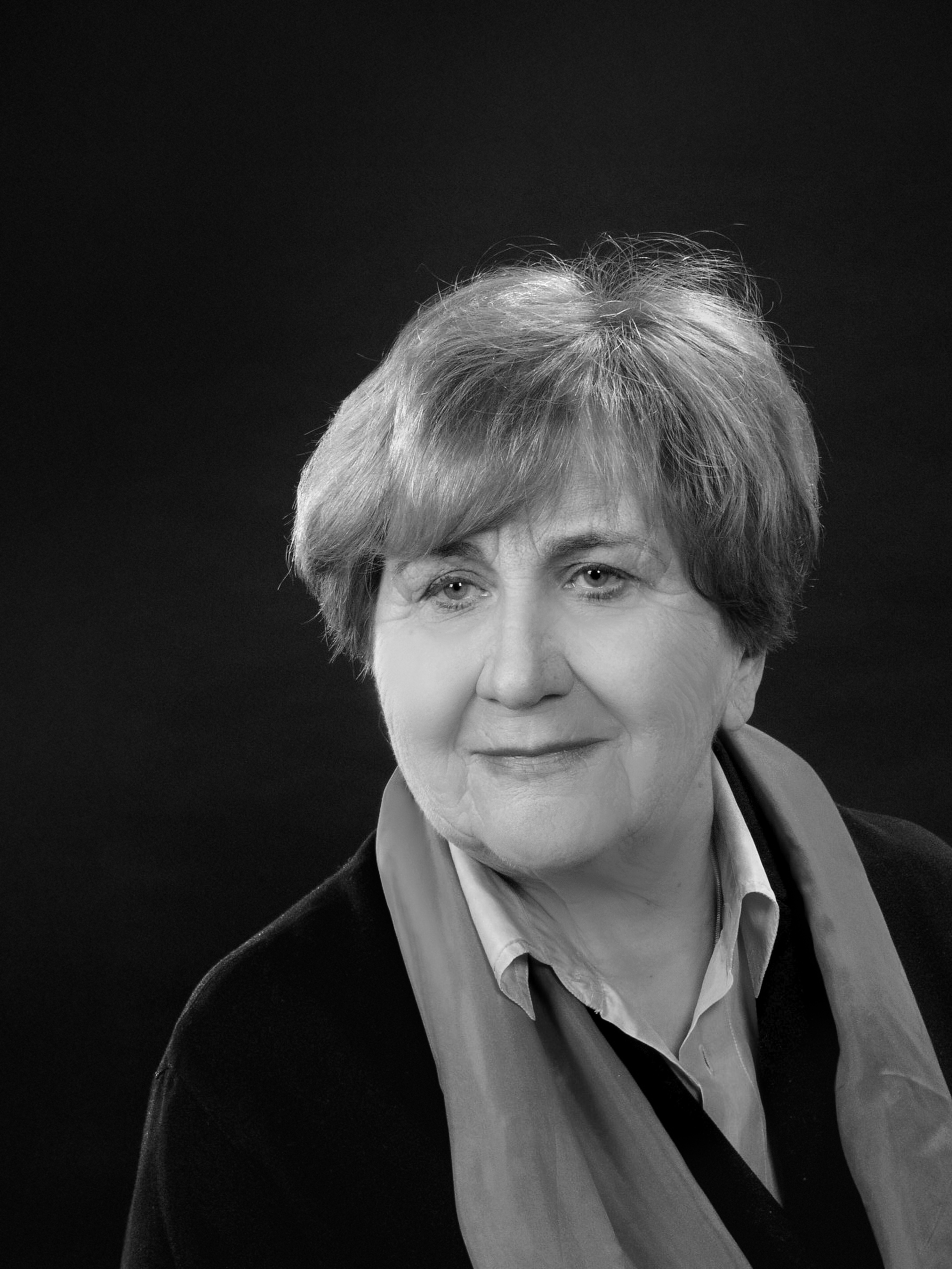 czarnobiały portret dojrzałej kobiety, krótkie włosy