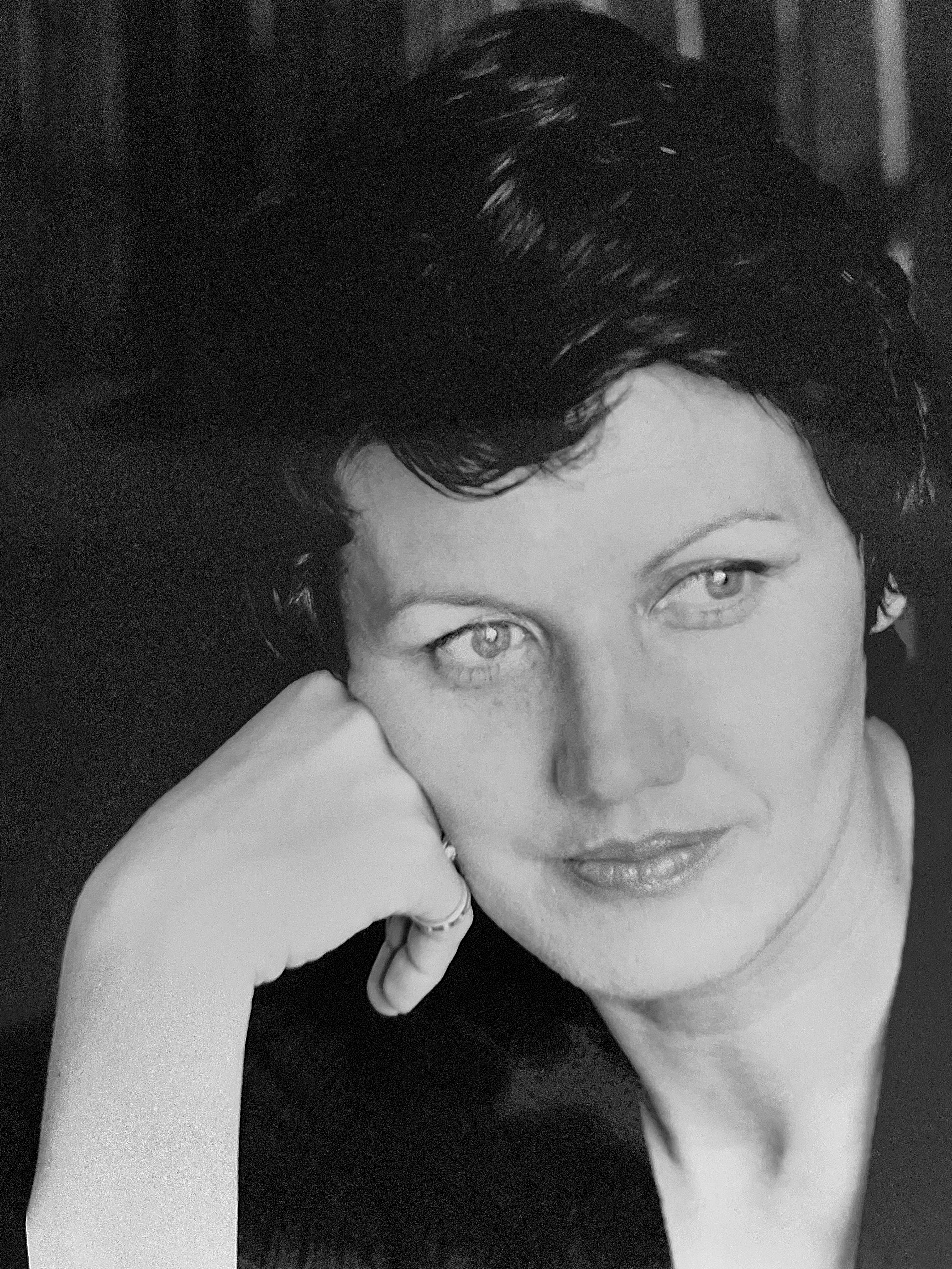 archhiwalna fotografia portretowa kobiety w średnim wieku, podpartej lewą dłonią o policzek, patrzy w bok