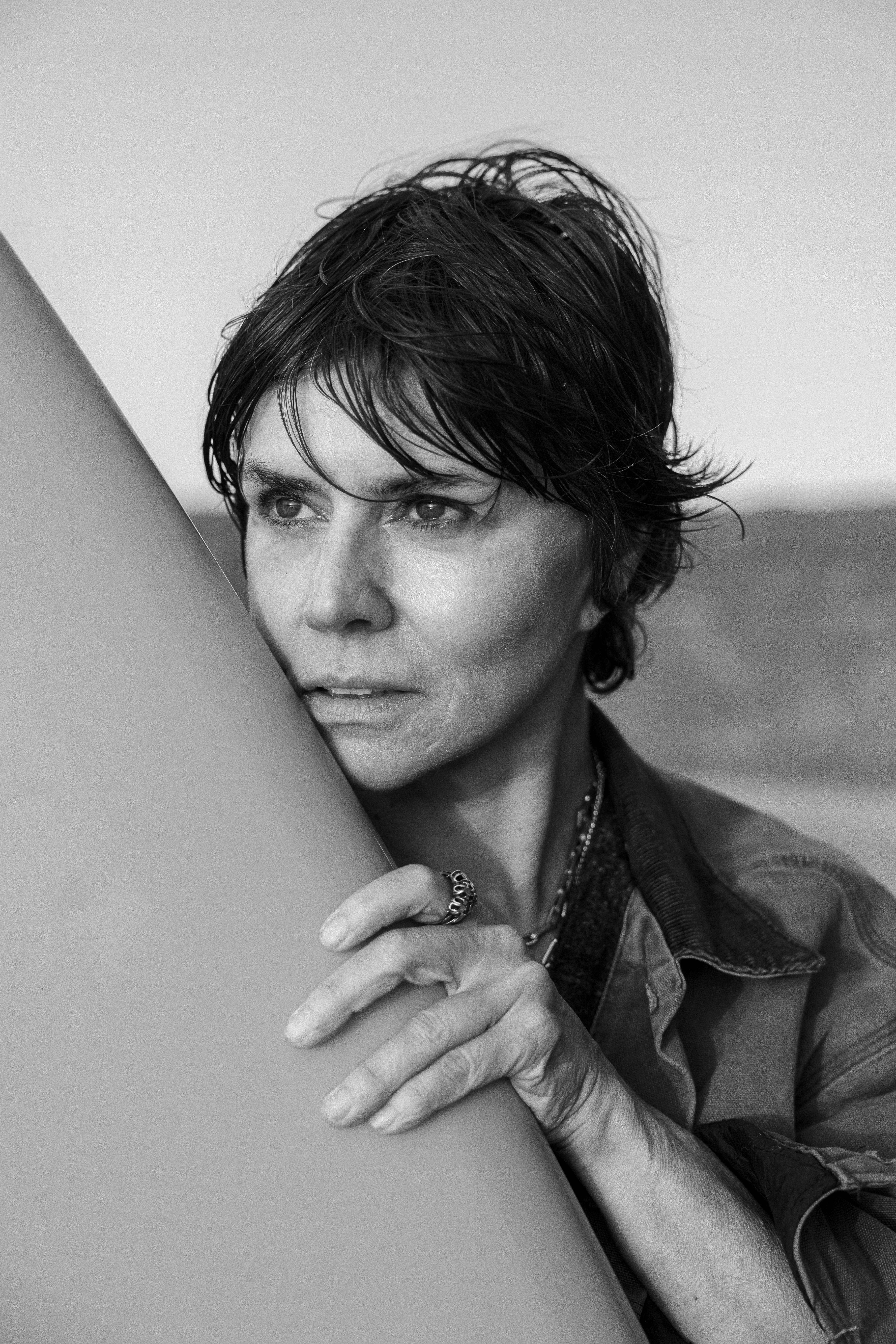 portret kobiety patrzącej w dal, lekko przysłoniętej 