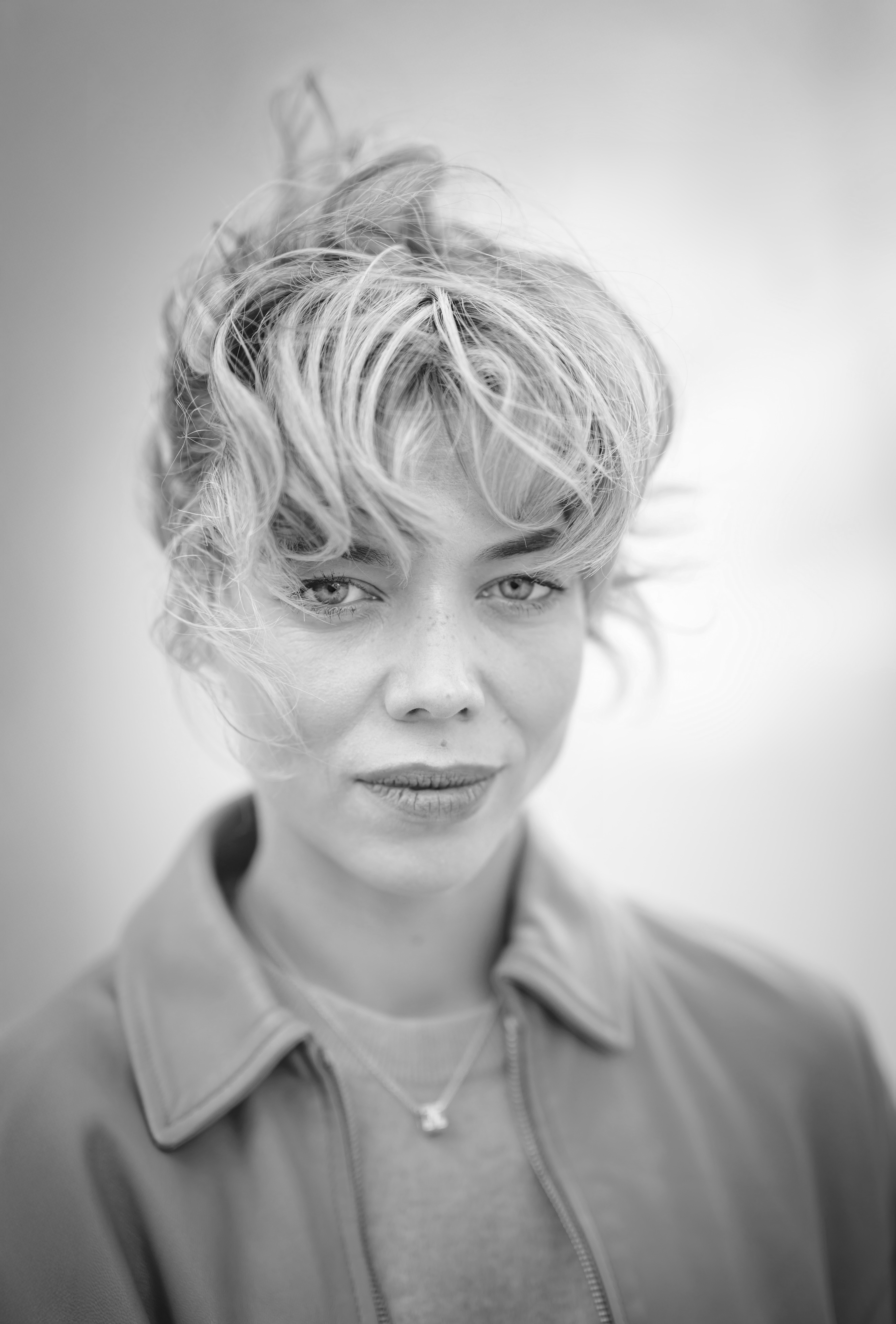 czarnobiały portret młodej kobiety o jasnych, rozwianych włosach