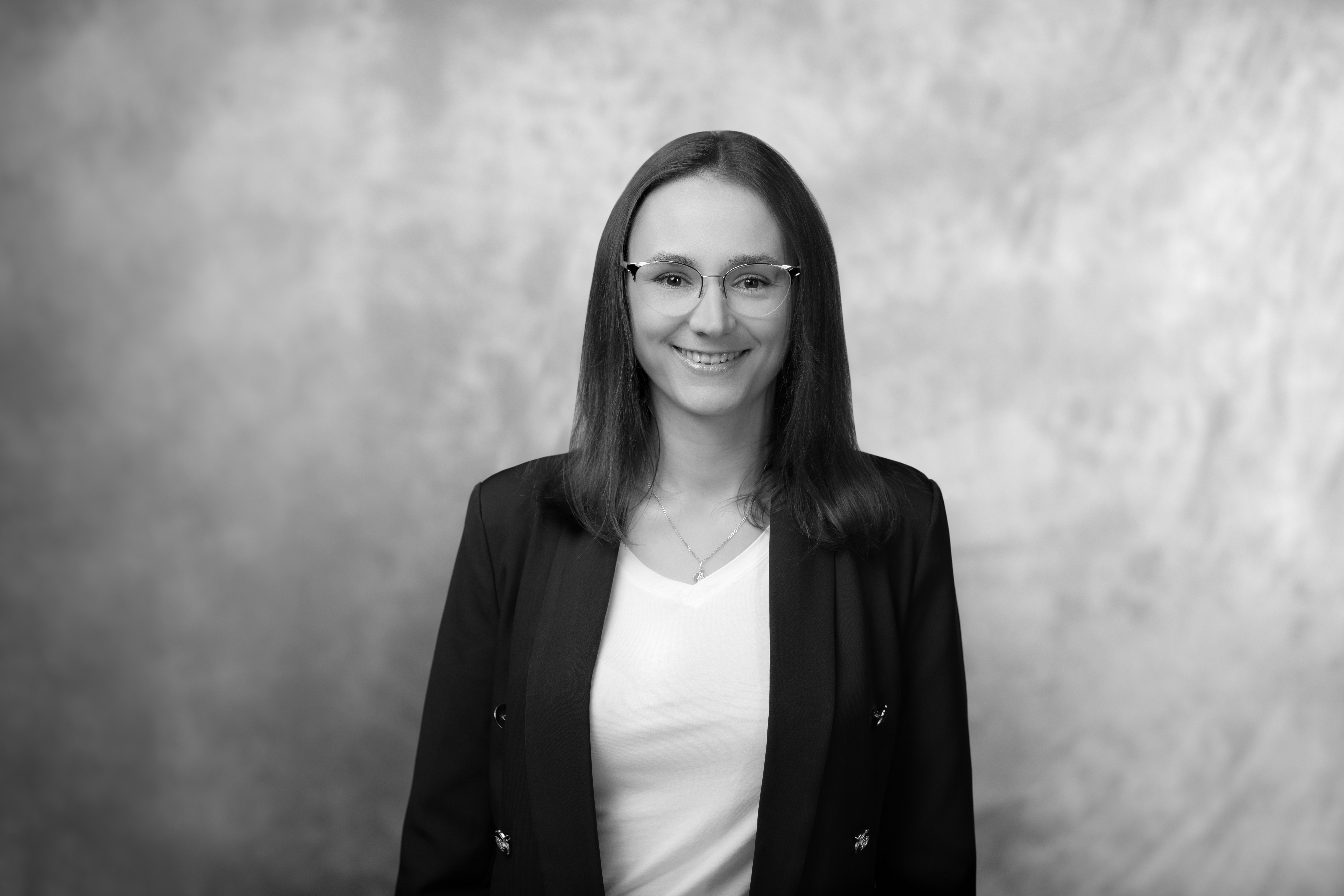 czarnobiały portret młodej uśmiechniętej kobiety