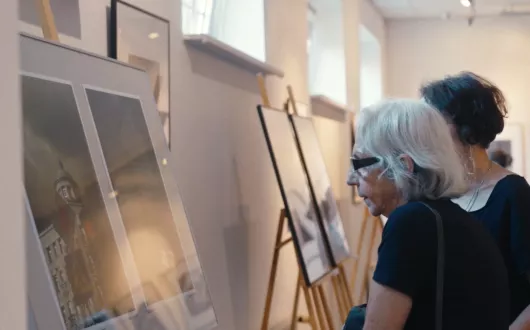 Kadr z reportażu "Wolność w Galerii Biblio-Art"