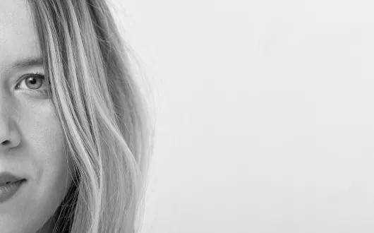 czarno-biały portret kobiety, która prezentuje pół twarzy