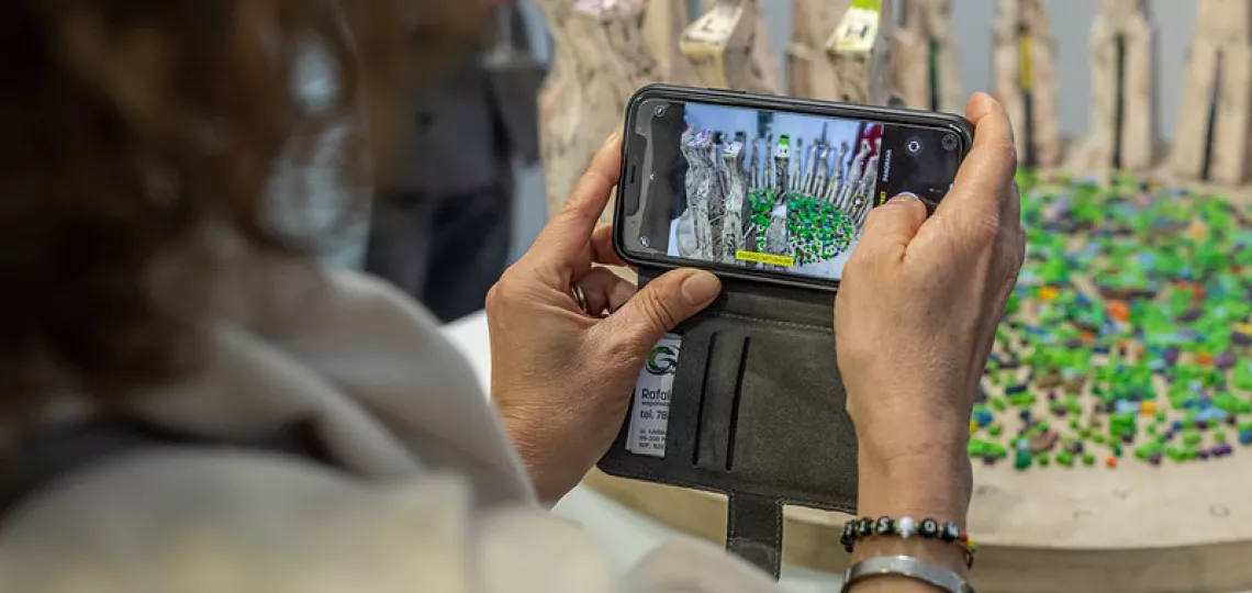 Zdjęcie z wernisażu projektu „GENEZA. Skąd przyszliśmy, kim jesteśmy, dokąd zmierzamy?” (fot. Maciej Andrzejewski / CKiPR UŁ) 