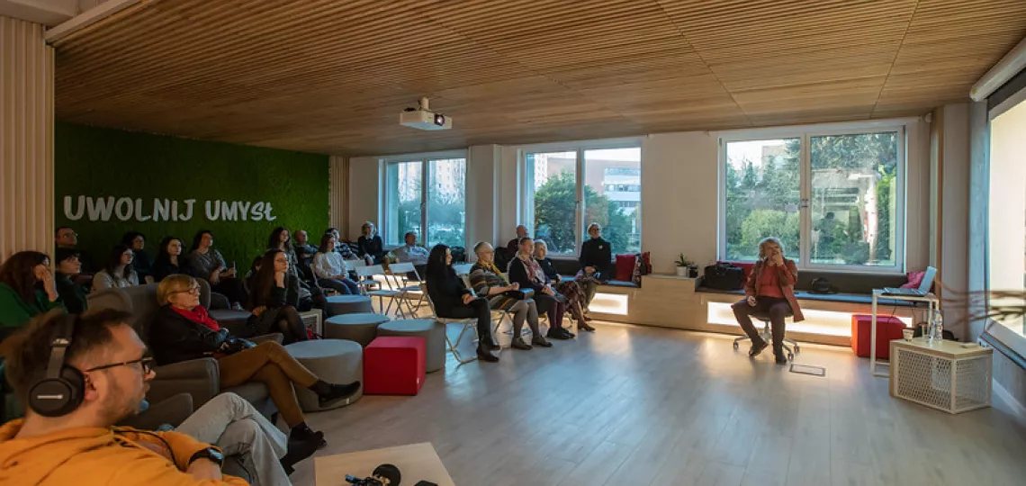 Zdjęcie ze spotkania z prof. Ewą Latkowską-Żychską (fot. Bartosz Kałużny / CKiPR UŁ) 