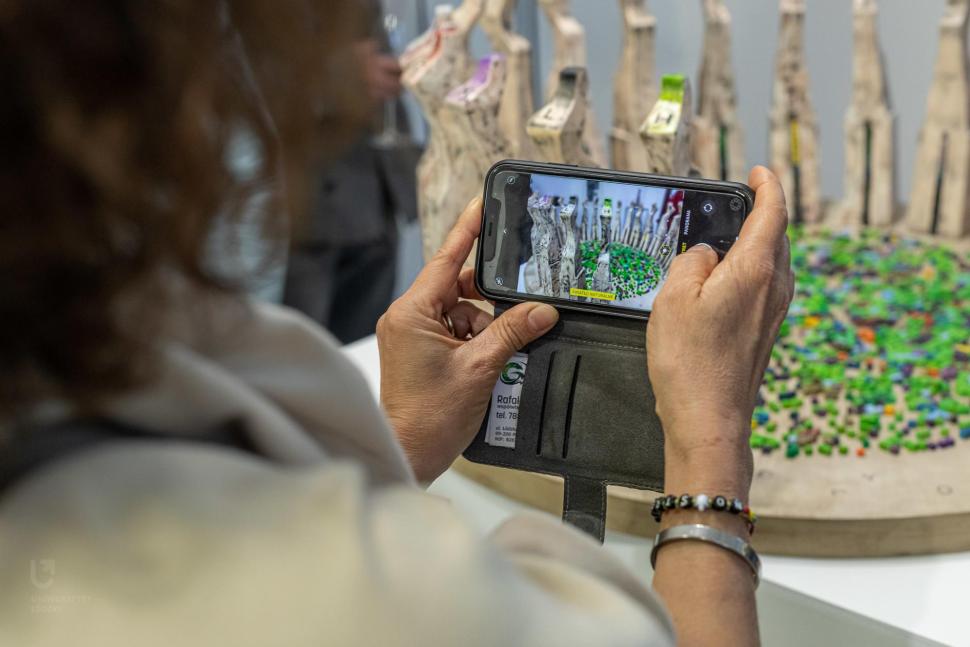  Zdjęcie z wernisażu projektu „GENEZA. Skąd przyszliśmy, kim jesteśmy, dokąd zmierzamy?” (fot. Maciej Andrzejewski / CKiPR UŁ) 