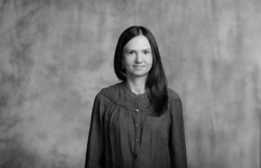 czarnobiały portret młodej uśmiechniętej kobiety